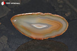 Tranche d'Agate naturelle du Brésil (allongée, bande beige, brun clair et centre blanc) - 27 g / BH765 - Vignette | 1001 minéraux