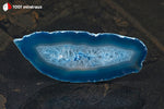 Tranche d'Agate teintée bleue du Brésil (allongée, large bande bleu foncé, centre cristallisé) - 28 g / BL627 - Vignette | 1001 minéraux
