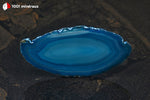 Tranche d'Agate teintée bleue du Brésil (allongée, fines bandes bleu clair et foncé, centre clair) - 26 g / BL632 - Vignette | 1001 minéraux