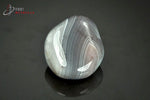 Agate zonée du Botswana polie (fond blanc et gris brun, cercles en nuances de gris) - 19 g / AY326 - Vignette | 1001 minéraux