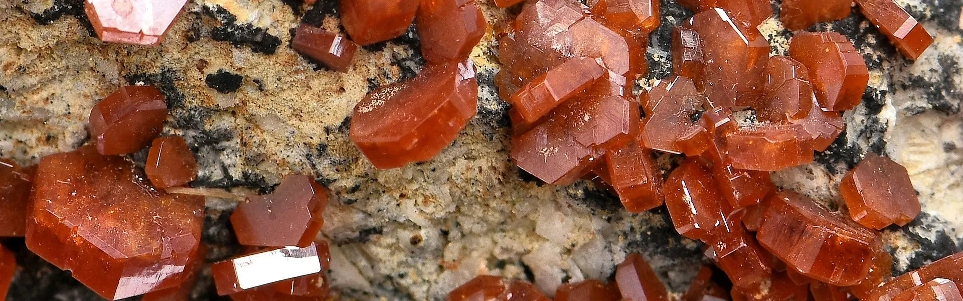 Vanadinite aux cristaux translucides - Minéral rare de collection | 1001 minéraux