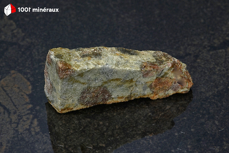 Éclogite à Grenats de Loire-Atlantique - Matrice vert clair et Grenats rouge foncé - 4,9 x 2,3 x 1 cm - AE433

