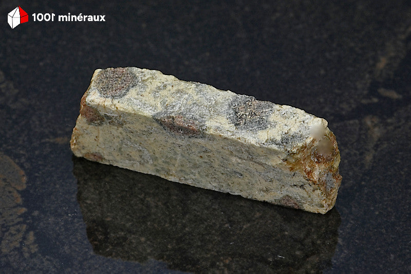 Éclogite à Grenats de Loire-Atlantique - Spécimen poli sur les deux faces - 5,6 x 2 x 1,1 cm - AE436
