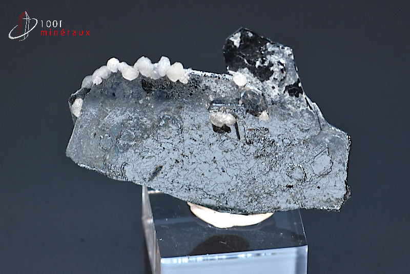 Minéral cristallisé d'hématite noire de Chine en Asie sur socle