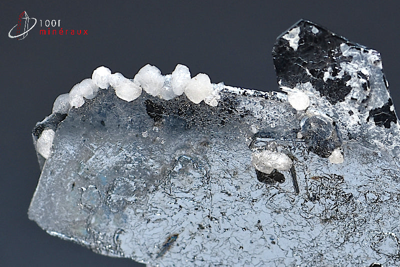 Minéral cristallisé d'hématite noire de Chine en Asie sur socle