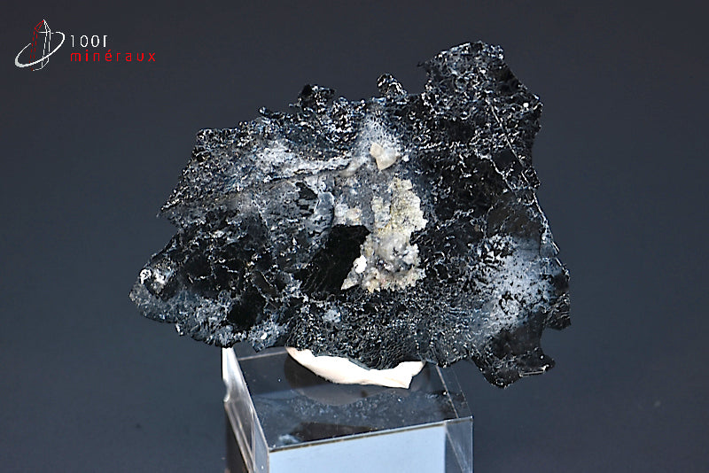 Minéral cristallisé d'hématite noire de Chine en Asie sur socle