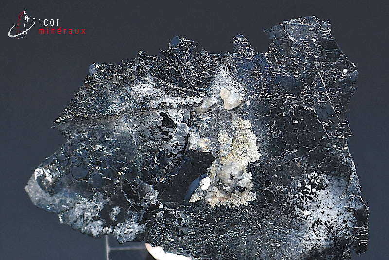 Minéral cristallisé d'hématite noire de Chine en Asie sur socle