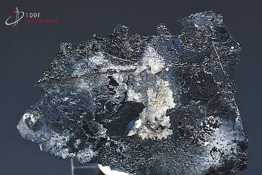 Minéral cristallisé d'hématite noire de Chine en Asie sur socle