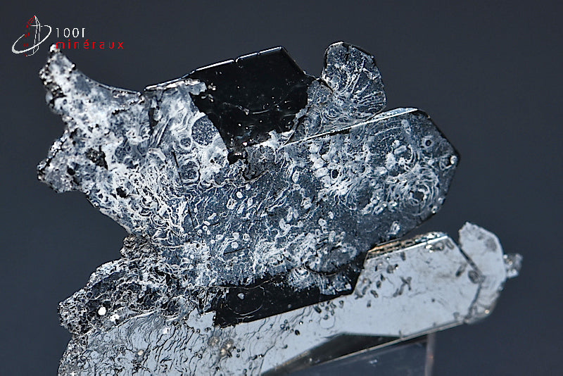 Minéral cristallisé d'hématite noire de Chine en Asie sur socle