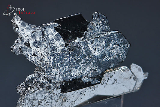 Minéral cristallisé d'hématite noire de Chine en Asie sur socle