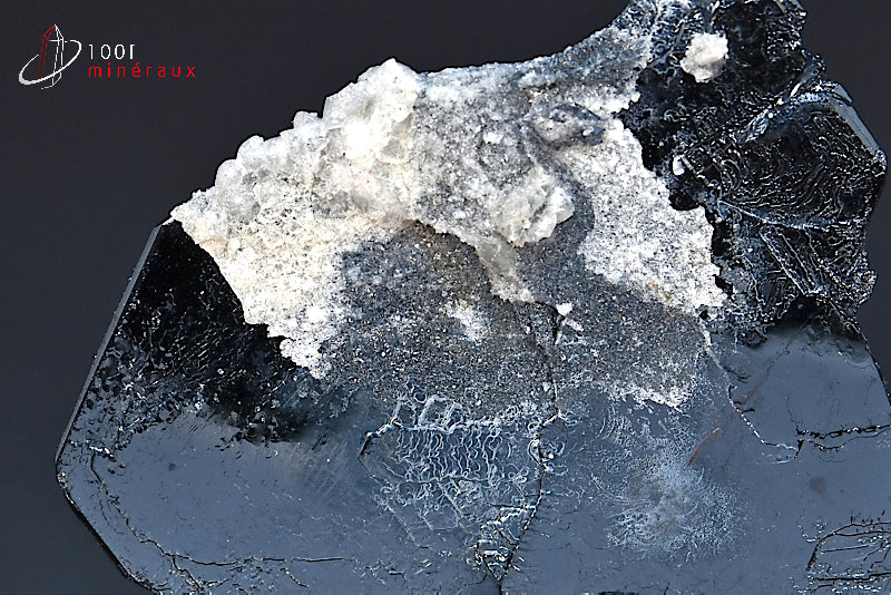 Minéral cristallisé d'hématite noire de Chine en Asie sur socle