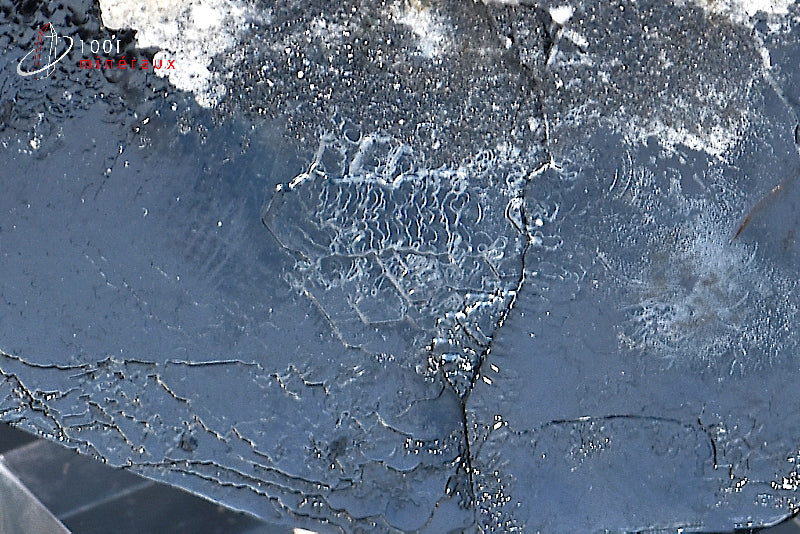 Minéral cristallisé d'hématite noire de Chine en Asie sur socle