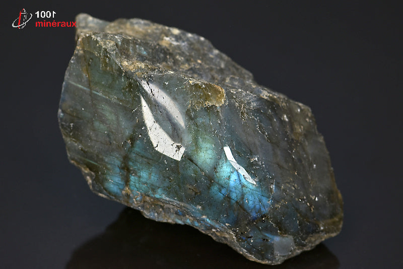Labradorite minéral poli sur une face brut avec reflets de couleurs de Madagascar