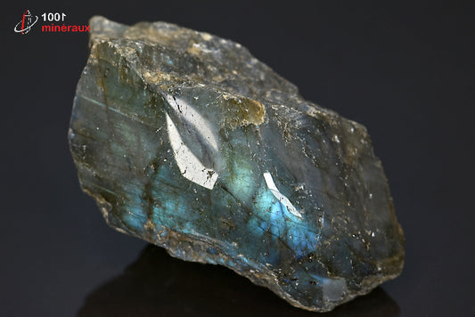 Labradorite minéral poli sur une face brut avec reflets de couleurs de Madagascar