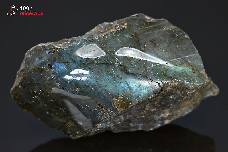 Labradorite minéral poli sur une face brut avec reflets de couleurs de Madagascar