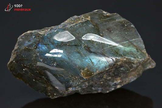 Labradorite minéral poli sur une face brut avec reflets de couleurs de Madagascar
