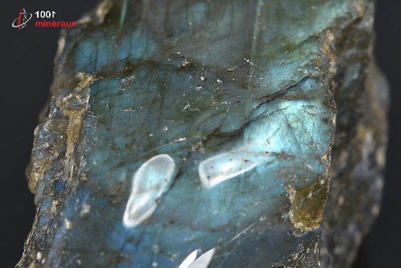 Labradorite minéral poli sur une face brut avec reflets de couleurs de Madagascar