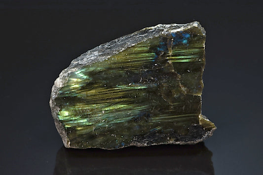 Labradorite minéral poli sur une face brut avec reflets de couleurs de Madagascar