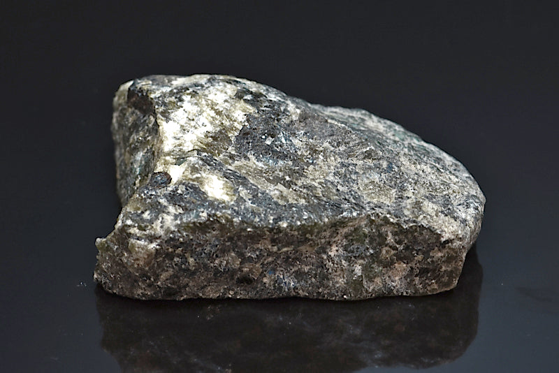 Labradorite minéral poli sur une face brut avec reflets de couleurs de Madagascar