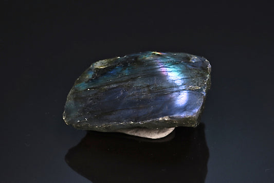 Labradorite minéral poli sur une face brut avec reflets de couleurs de Madagascar