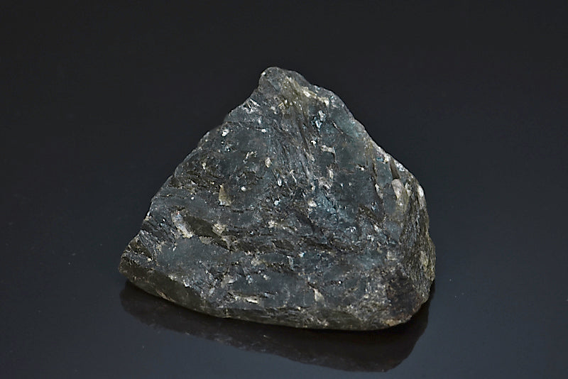 Labradorite minéral poli sur une face brut avec reflets de couleurs de Madagascar