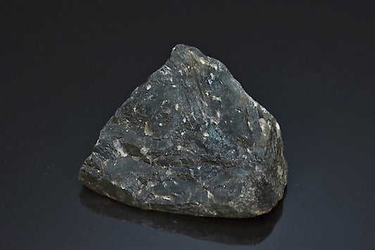 Labradorite minéral poli sur une face brut avec reflets de couleurs de Madagascar