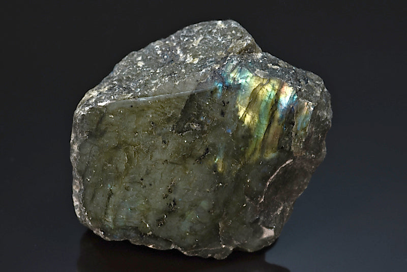 Labradorite minéral poli sur une face brut avec reflets de couleurs de Madagascar
