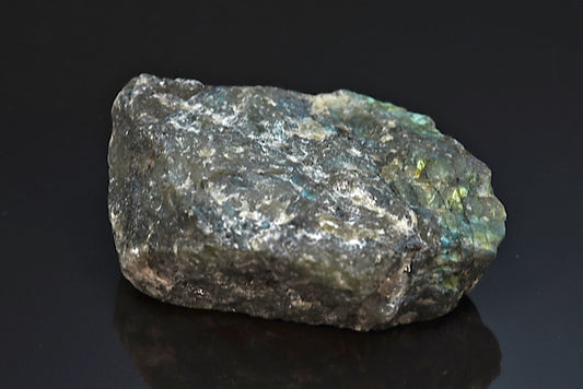 Labradorite minéral poli sur une face brut avec reflets de couleurs de Madagascar