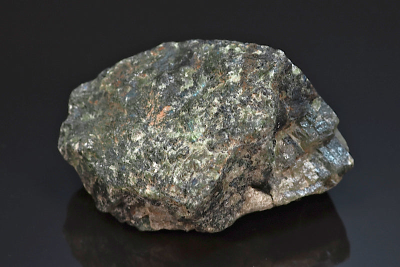 Labradorite minéral poli sur une face brut avec reflets de couleurs de Madagascar