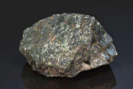 Labradorite minéral poli sur une face brut avec reflets de couleurs de Madagascar