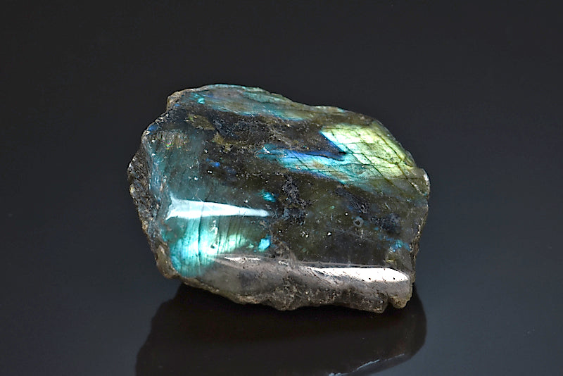 Labradorite minéral poli sur une face brut avec reflets de couleurs de Madagascar