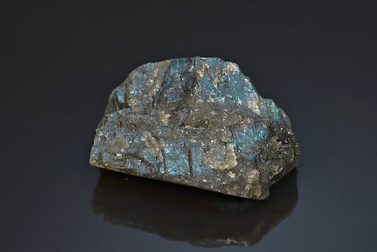 Labradorite minéral poli sur une face brut avec reflets de couleurs de Madagascar