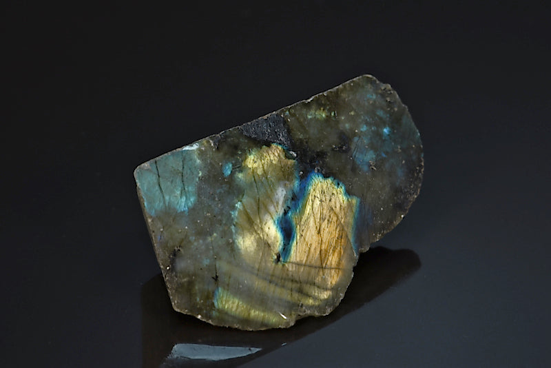 Labradorite minéral poli sur une face brut avec reflets de couleurs de Madagascar