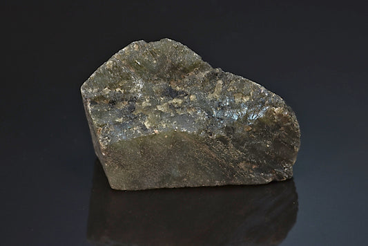 Labradorite minéral poli sur une face brut avec reflets de couleurs de Madagascar