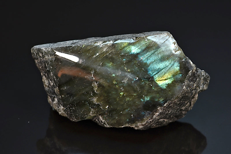 Labradorite minéral poli sur une face brut avec reflets de couleurs de Madagascar