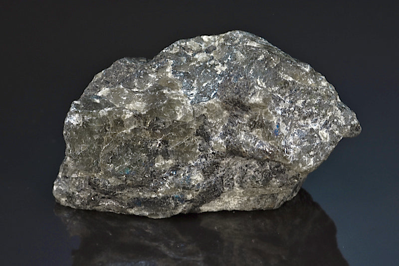 Labradorite minéral poli sur une face brut avec reflets de couleurs de Madagascar