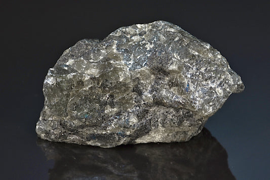 Labradorite minéral poli sur une face brut avec reflets de couleurs de Madagascar