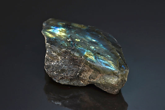 Labradorite minéral poli sur une face brut avec reflets de couleurs de Madagascar
