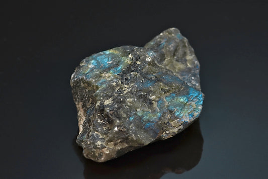 Labradorite minéral poli sur une face brut avec reflets de couleurs de Madagascar