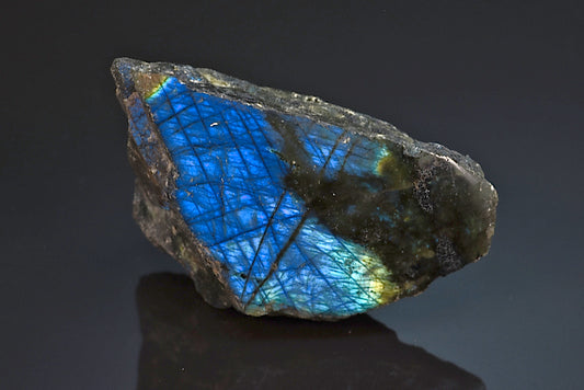 Labradorite minéral poli sur une face brut avec reflets de couleurs de Madagascar