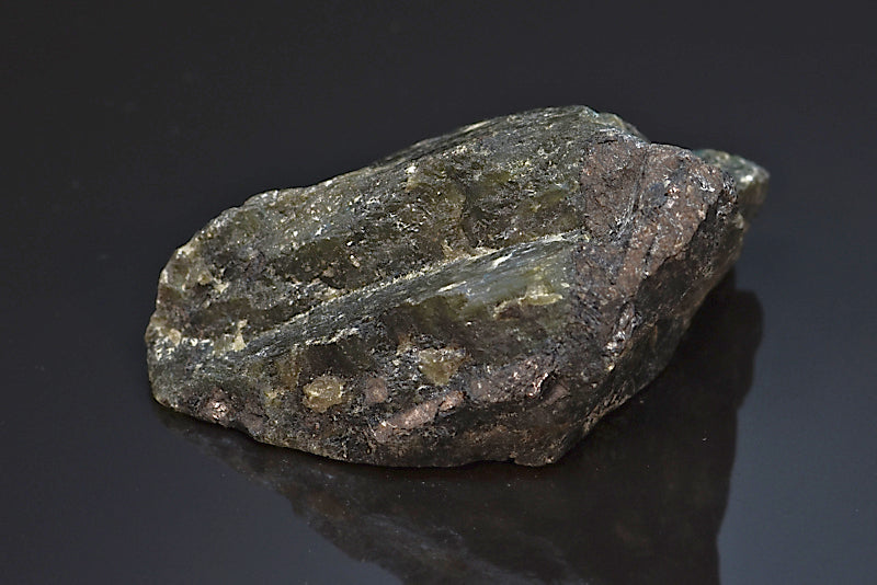 Labradorite minéral poli sur une face brut avec reflets de couleurs de Madagascar