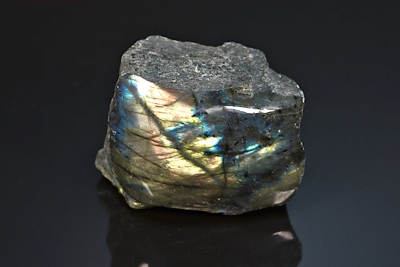 Labradorite minéral poli sur une face brut avec reflets de couleurs de Madagascar