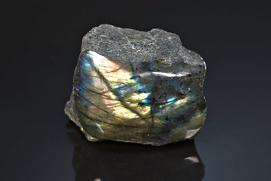 Labradorite minéral poli sur une face brut avec reflets de couleurs de Madagascar