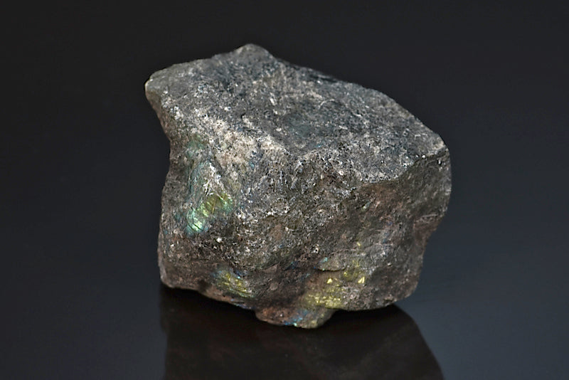 Labradorite minéral poli sur une face brut avec reflets de couleurs de Madagascar