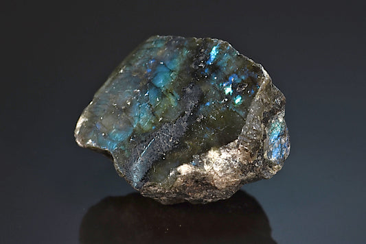 Labradorite minéral poli sur une face brut avec reflets de couleurs de Madagascar