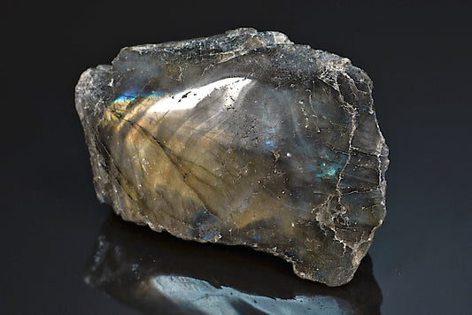 Labradorite minéral poli sur une face brut avec reflets de couleurs de Madagascar