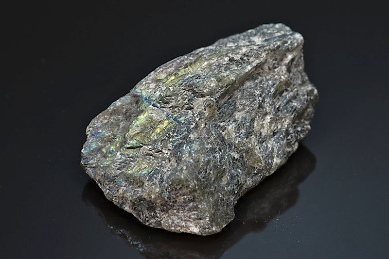 Labradorite minéral poli sur une face brut avec reflets de couleurs de Madagascar