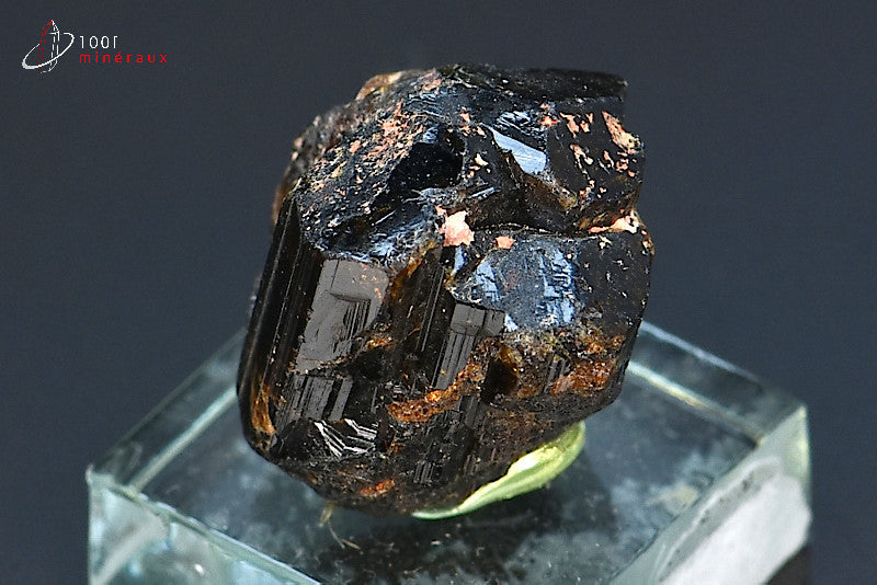 Minéral cristallisé de dravite ou tourmaline brune de Madagascar