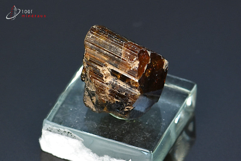 Minéral cristallisé de dravite ou tourmaline brune de Madagascar