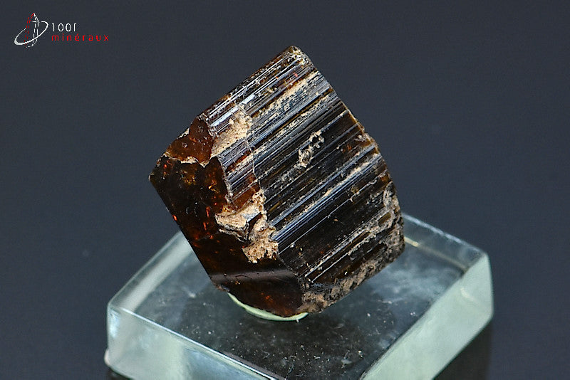Minéral cristallisé de dravite ou tourmaline brune de Madagascar